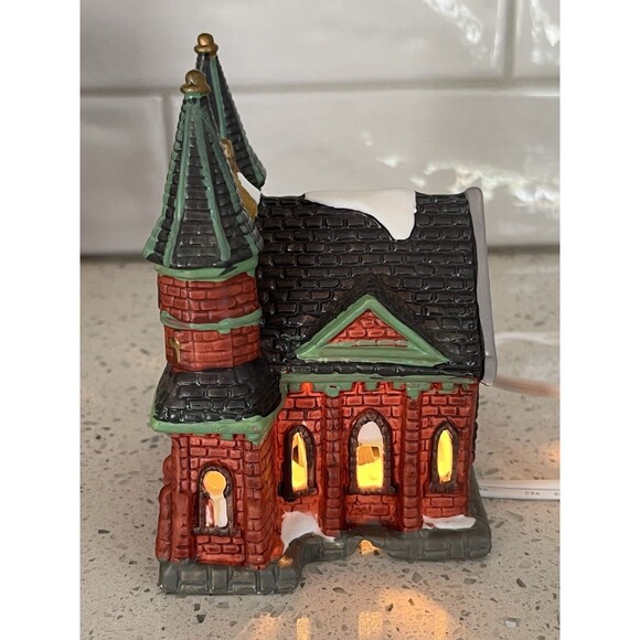 Dickens Keepsakes Heartland Valley Village Church Lighted House w/ Light - Picture 6 of 9